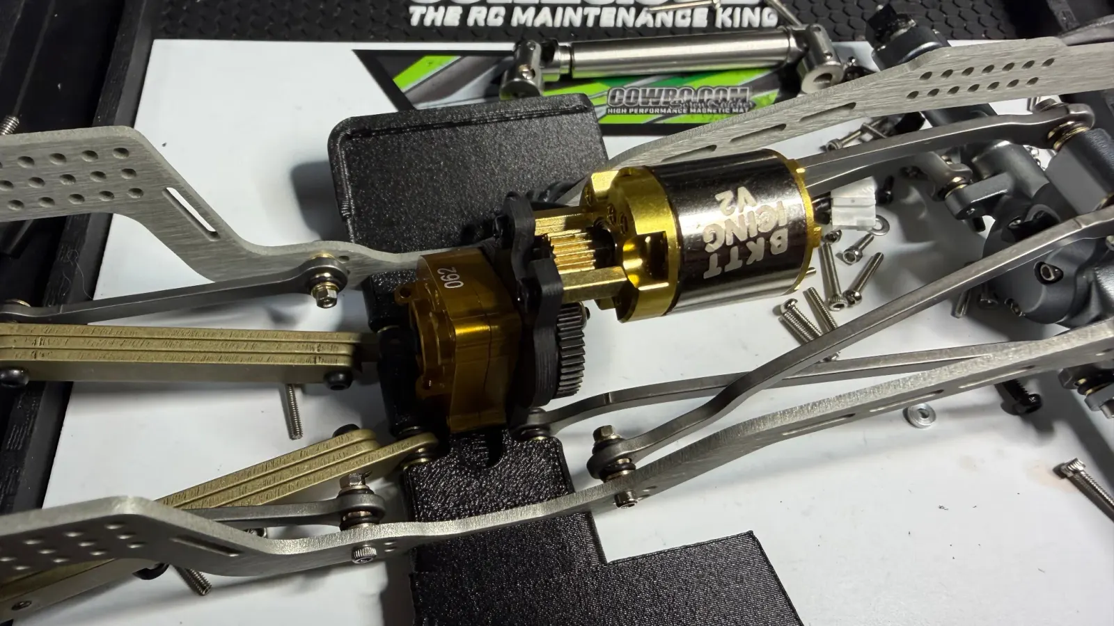 Gold transmission and motor between the frame rails of an SCX24